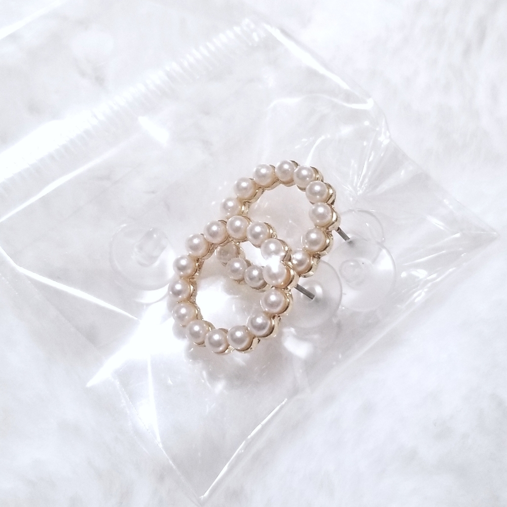 Pearl mini hoop stud earrings
